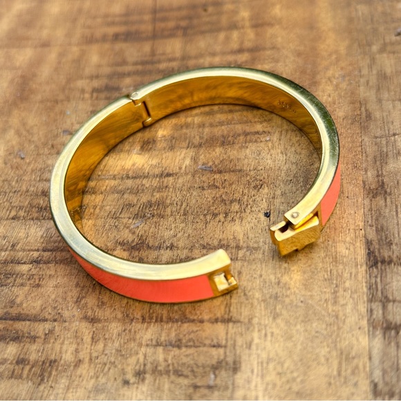 ✨NWOT J Crew preppy bright coral enamel & gold tone bangle. Size M, snap close - Picture 5 of 5